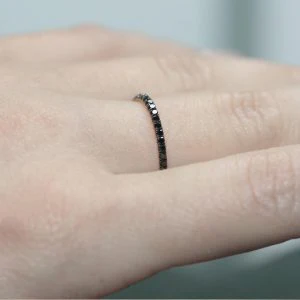 Bague Éternité Complète en Diamants Noirs Taillés Ronds de 0,53 Ct - GemoneDiamonds — Anneaux empilables