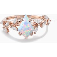 Bague de fiançailles en opale blanche taille cerf-volant, motif vignes