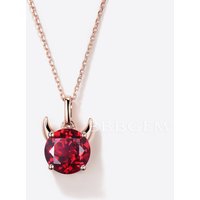 Pendentif Solitaire en Rubis Taillé Rond avec Motif Diable en Or Rose — Collier pendentif