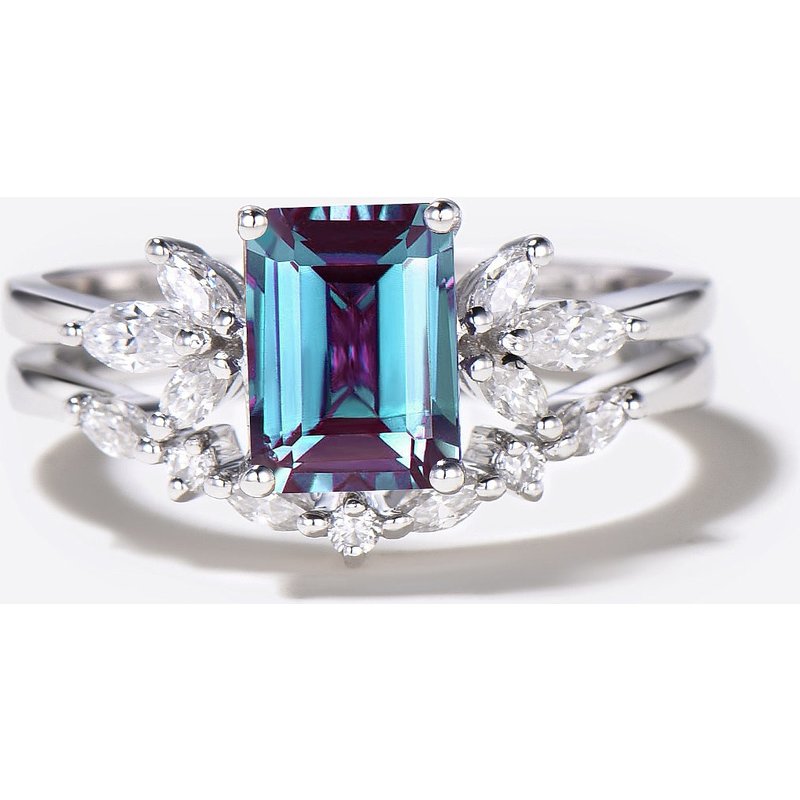 Bague de fiançailles en alexandrite taille émeraude avec ensemble de diamants — Bagues de fiançailles