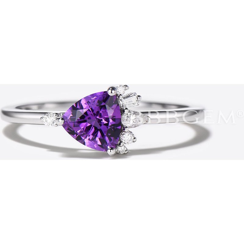 Bague de fiançailles en Améthyste taille Trilliant avec accents de Moissanite — Bagues de fiançailles