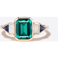 Bague de fiançailles en émeraude taille émeraude avec opale et saphir