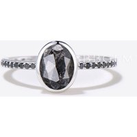 Bague de fiançailles avec diamant sel et poivre taille ovale en sertissage clos