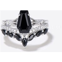 Bague de fiançailles en onyx noir en forme de cercueil avec spinelle diamant