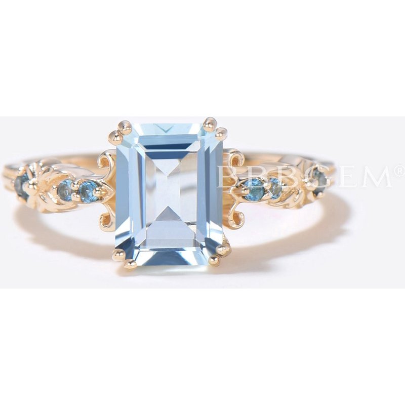 Bague de Fiançailles en Aigue-Marine Taille Émeraude avec Accents de Topaze Bleue — Bagues de fiançailles