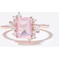 Bague de fiançailles en quartz rose taille émeraude avec cluster de diamants