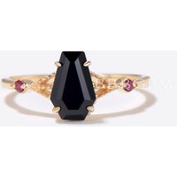 Bague de fiançailles en onyx noir en forme de cercueil avec rubis