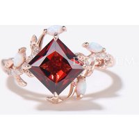 Bague de fiançailles en grenat naturel taille princesse avec opale et moissanite