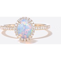 Bague de fiançailles en opale blanche avec halo de diamants Moissanite