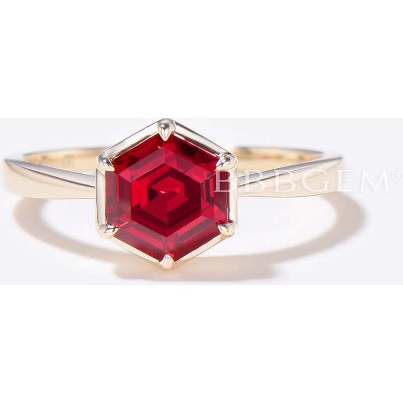 Bague de mariage solitaire en or avec rubis rouge en taille hexagonale — Bijoux de mariage