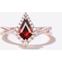 Bague de fiançailles Halo Kite en Grenat avec Torsion Infinie
