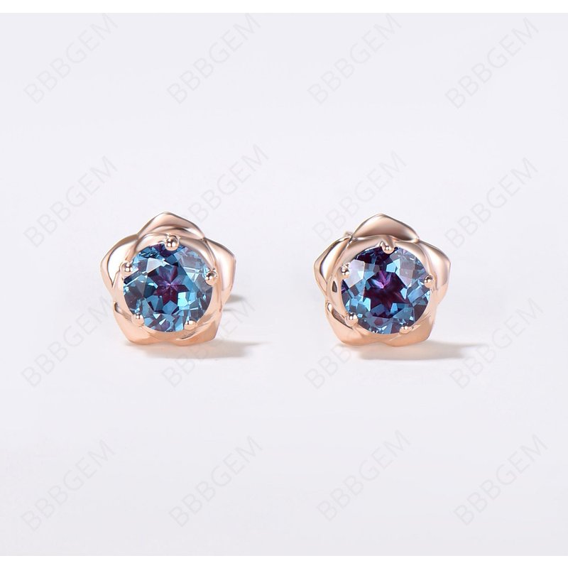Boucles d'oreilles en or rose avec alexandrite taillée ronde — Boucles D'oreilles