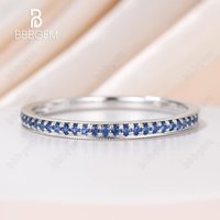 Bague de mariage en saphir grainé demi-éternité 1,5 mm or blanc — Bijoux de mariage