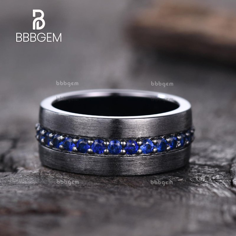 Bague de mariage pour homme 8mm en or noir avec saphirs bleus