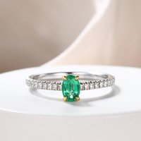 Bague de fiançailles en émeraude ovale solitaire avec bande en pavé de diamants