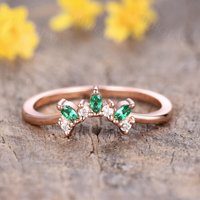 Bague de mariage en or rose avec émeraude marquise et diamant