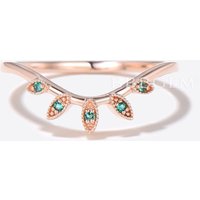 Bague de mariage en émeraude courbée avec design milgrain marquise