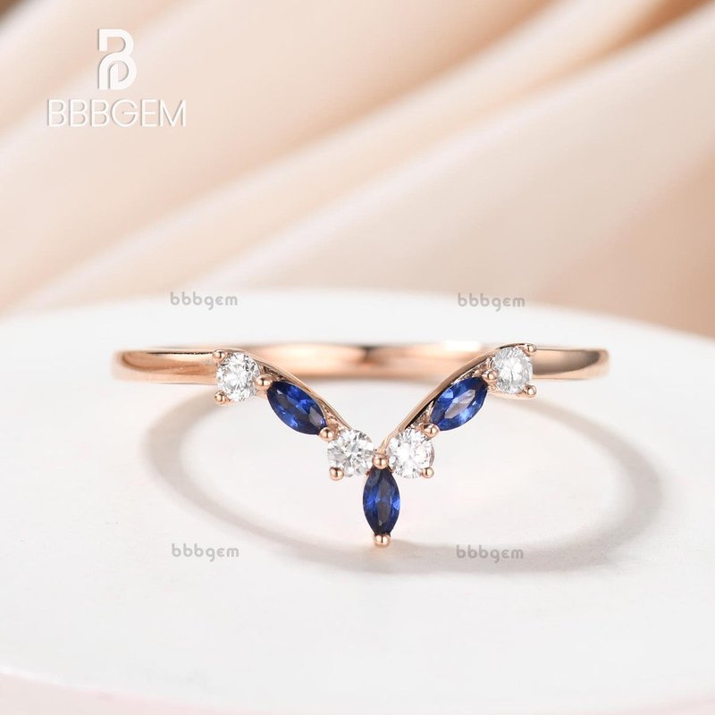 Bague de Mariage V Forme en Or Rose avec Diamants et Saphirs — Bijoux de mariage