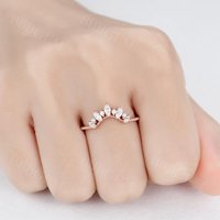 Bague de mariage en moissanite courbée en or rose demi-éternité