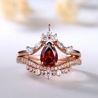 Ensemble de Bague de Promesse en Grenat Découpé en Poire avec Bande Moissanite