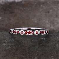Bague de mariage en or blanc avec grenat, bague empilable demi-éternité