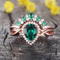 Bague de fiançailles vintage en émeraude et diamant en forme de poire