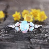 Bague de fiançailles en opale blanche style Art Déco marquise