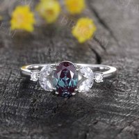 Bague de fiançailles Art déco en alexandrite et moissanite avec accents marquise
