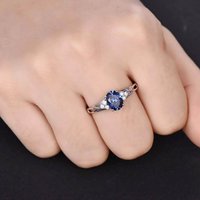 Bague de fiançailles en saphir bleu ovale et diamants en cluster