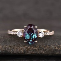 Bague de fiançailles en alexandrite ovale lab à trois pierres
