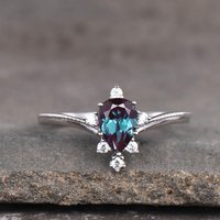 Bague de fiançailles en Alexandrite en forme de poire avec halo de diamants