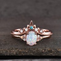 Bague de fiançailles en opale ovale avec opales en grappe