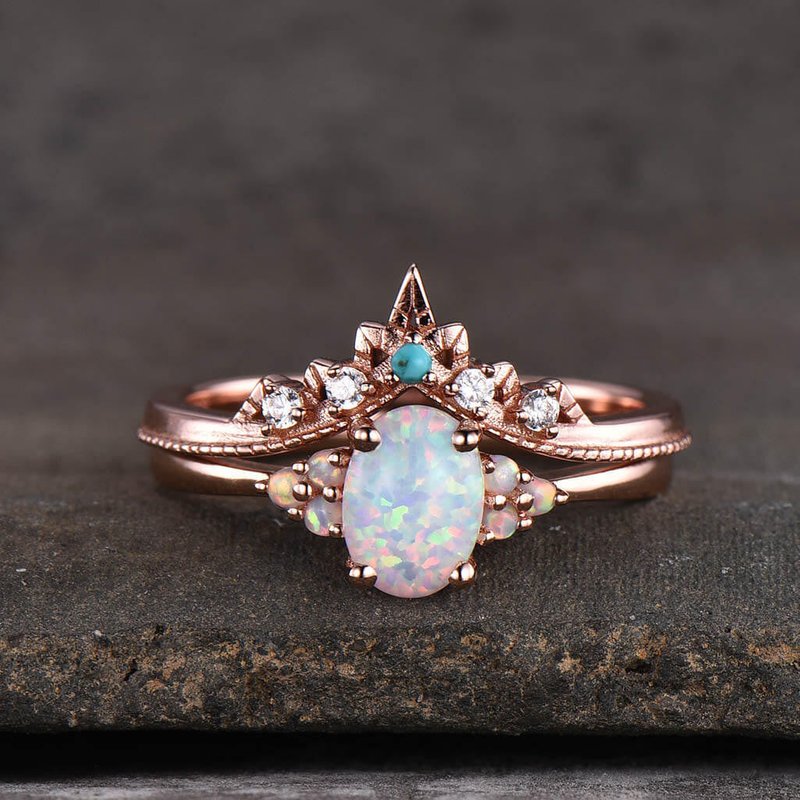 Bague de fiançailles en opale ovale avec opales en grappe — Bagues de fiançailles