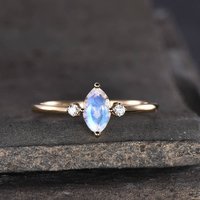 Bague de fiançailles en marquise avec pierre de lune