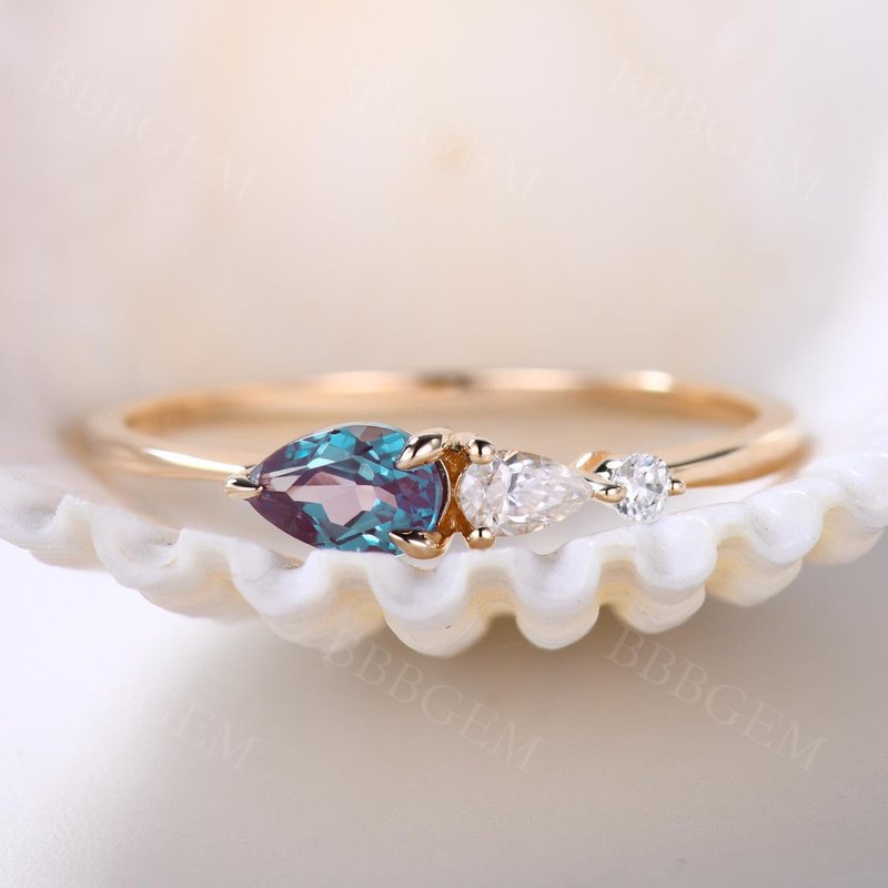 Bague de fiançailles en Alexandrite en or rose avec accents de Moissanite — Bagues de fiançailles