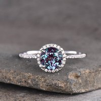 Bague de Fiançailles Waverly en Alexandrite avec Halo de Diamants en Or 14K/18K — Bagues de fiançailles
