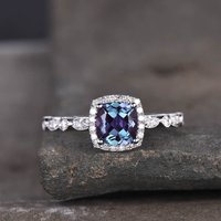 Bague de Fiançailles en Alexandrite avec Halo de Diamants en Or Blanc