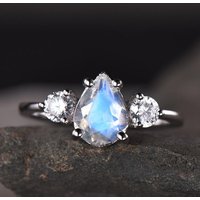 Bague de fiançailles vintage en pierre de lune poire avec pierres de Moissanite — Bagues de fiançailles