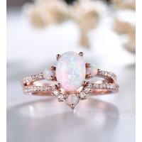 Ensemble de Bague de Fiançailles en Opale Blanche à Trois Pierres — Bagues de fiançailles
