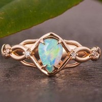 Bague de fiançailles de style celtique avec opale australienne et diamants — Bagues de fiançailles