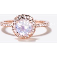 Bague de fiançailles en or rose avec pierre de lune arc-en-ciel et halo de diamants
