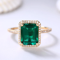 Bague de fiançailles en émeraude taillée en émeraude avec halo en or rose