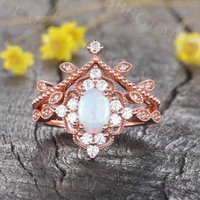 Bague de fiançailles en opale ovale avec halo de diamants par YVELOVE