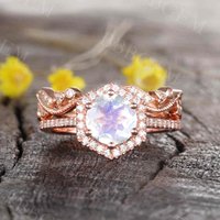 Bague de fiançailles Halo en diamant avec pierre de lune taillée ronde — Bagues de fiançailles