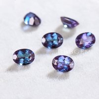 Pierre précieuse loose d'Alexandrite taillée en oval avec changement de couleur