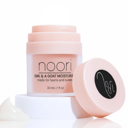 Noori Girl et une crème hydratante de chèvre par noori Skincare — Appareils de soins de la peau