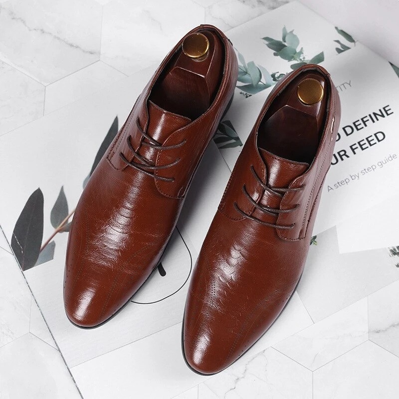 Chaussures de Ville pour Femmes - Style Brogue Sculpté avec Hauteur Cachée — Chaussures décontractées pour hommes