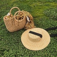 Chapeau de soleil pour femmes style français à large bord en paille — Accessoires de mode