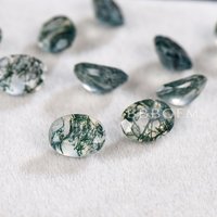 Pierre précieuse taillée en ovale en agate mousse naturelle