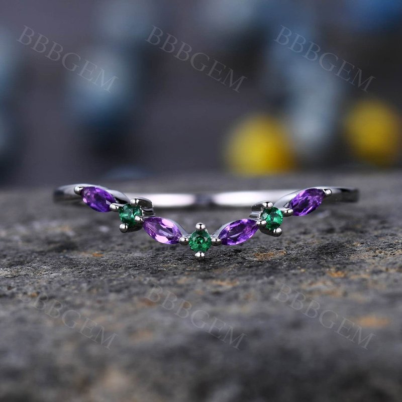 Bague de mariage en or blanc avec améthyste et émeraude courbée — Bijoux de mariage